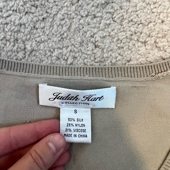 Judith Hart Women’s Beige Silk Top Size Small - Picture 8 of 8